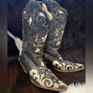 Size 8.5B. In very good condition.